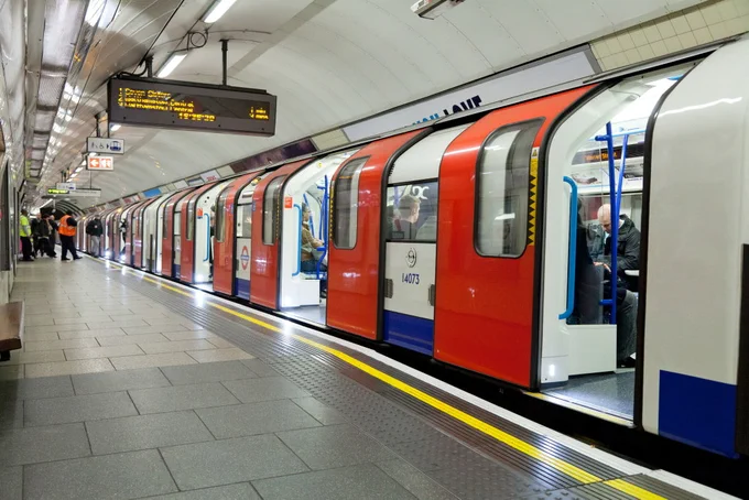 Victoria line train