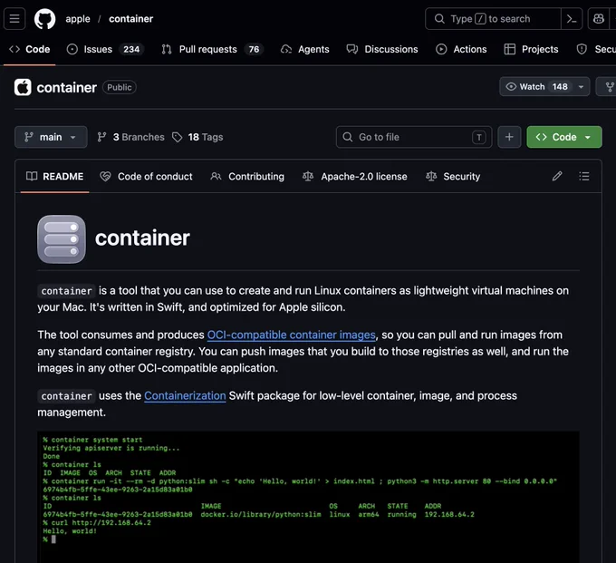 Captura del repositorio público apple/container en GitHub, mostrando el README del proyecto. Se destaca que container permite crear y ejecutar contenedores Linux como máquinas virtuales ligeras en Mac, está escrito en Swift, optimizado para Apple Silicon y compatible con imágenes OCI. Docker mirando de reojo desde la esquina.