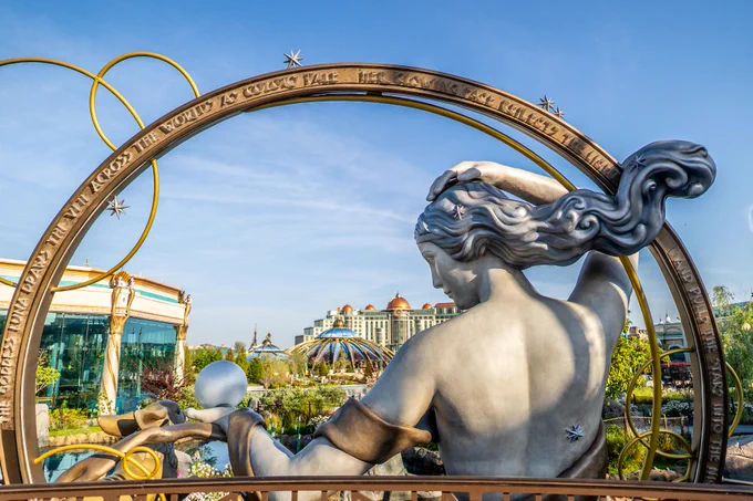 Photo of the Luna statue at Epic Universe.