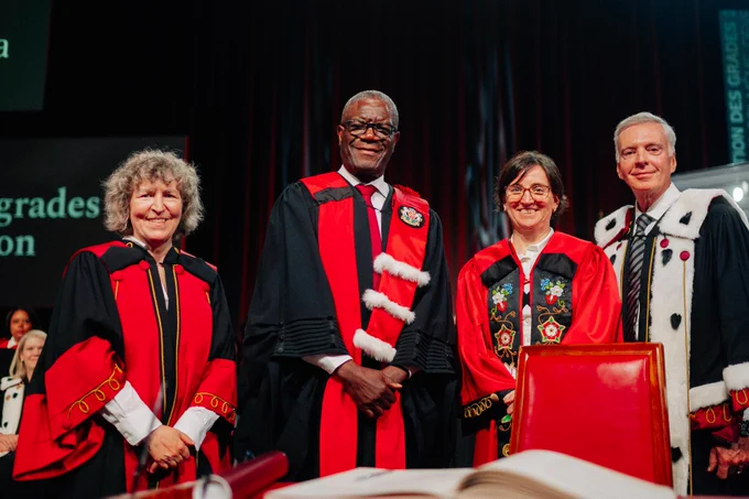 Dr Denis Mukwege s'apprête à signer le registre des récipiendaires de doctorats honorifiques de l'Université d'Ottawa.