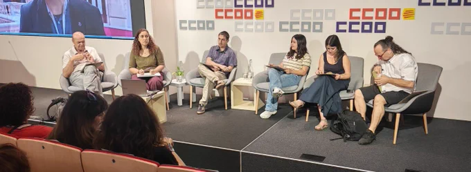 Foto de Lluís Filella amb la Taula 1 de debat