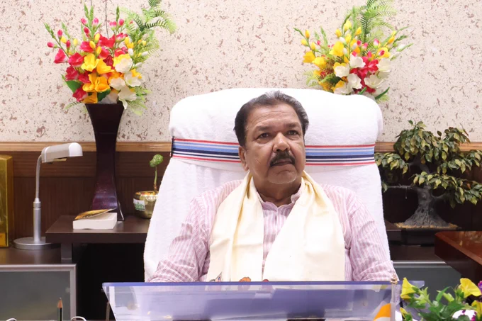 समीक्षा बैठक में संबंधित जिलों के जिलाधिकारी, अपर समाहर्ता, भूमि सुधार उप समाहर्ता एवं अंचल अधिकारी उपस्थित रहे। 
साथ ही विभाग के सचिव श्री जय सिंह, सचिव श्रीमती सीमा त्रिपाठी, विशेष सचिव श्रीमती इनायत खान एवं अपर सचिव श्री प्रशांत सीएच ने विभिन्न राजस्व कार्यों की प्रगति की समीक्षा करते हुए कई आवश्यक निर्देश दिए। इस दौरान अपर सचिव डॉ महेंद्र पाल, अपर सचिव श्री आजीव वत्सराज, आईटी मैनेजर श्री आनंद शंकर समेत अन्य अधिकारी भी उपस्थित रहे।
