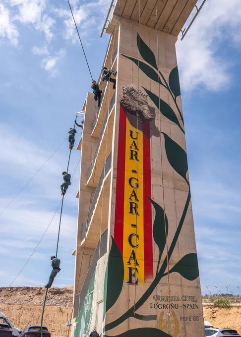 Guardias civiles del Grupo de Acción Rápida (GAR) realizan un ejercicio de descenso en el Polígono de Experiencias para Fuerzas Especiales (PEFE).