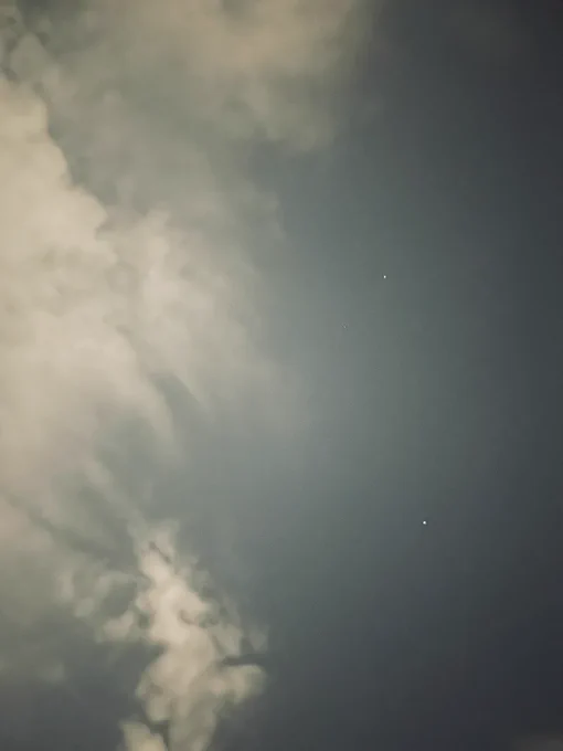 [ja]
薄く雲がかかった夜空に、いくつかの星が見える写真。

[en]
Photo of a lightly clouded night sky with several stars.