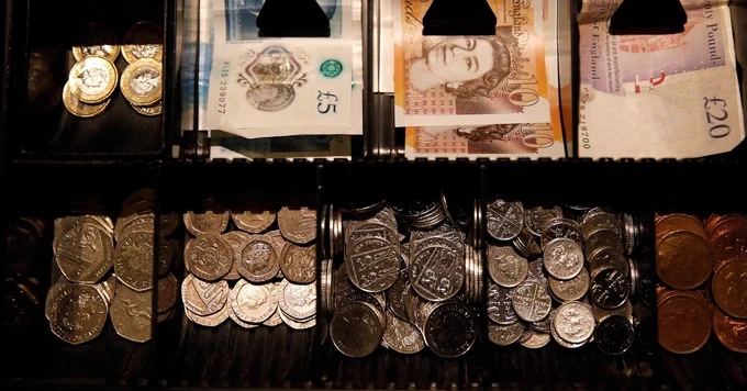 Pound heads for weekly rise as investors shrug off soft GDP, focus on Iran peace