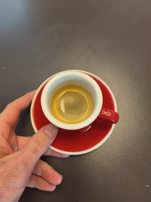 Rote Espressotasse und meine Hand 