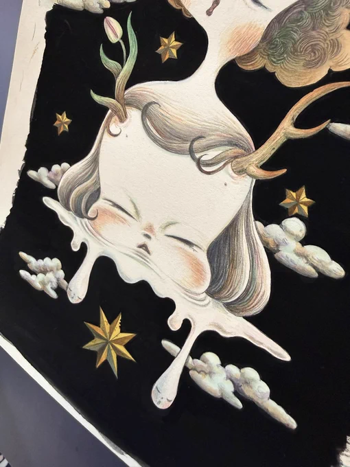 作品の部分画像。
むにゅりと溶けたほっぺたの子供の顔。
額から動物のツノが生えている。
溶け出した雫の中に小さな顔がある。
分裂しているのかもしれない。不気味かわいい。
この絵を展示する予定です。