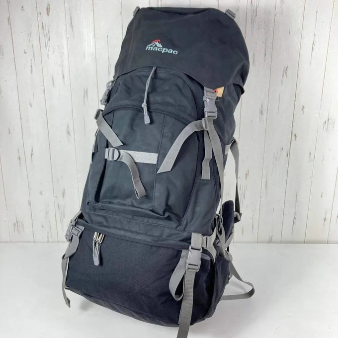 【Women's W2】【Women's W2 ブラック系】Macpac ( マックパック ) グリセード クラシック Glissade Classic バッグ ストレージ バックパック 容量【55L～79L】 z00059069  ブラック系 バッグ ストレージ バックパック 容量【55L～79L】<br>
<br>
・セカンドギア在庫コード: ITO5FFWEOM6I（お問い合わせの際はこちらをお伝え下さい）<br>
・メーカー: Macpac ( マックパック )<br>
・希望小売価格: 40700 円<br>
<br>
■生産情報<br>
<br>
・生産国: フィリピン ( Philippines )<br>
<br>
■サイズ情報<br>
<br>
・Gender/Age: Women's<br>
・代表サイズ: W2<br>
<br>
■カラー<br>
<br>
・カラー系統: ブラック系<br>
<br>
■コンディション<br>
<br>
・グレード: 中古B<br>
<br>
※グレーディング目安　<br>
├ 新品：当店オリジナル製品<br>
├ 未使用：新古品<br>
├ 中古S：新品同様<br>
├ 中古A：美中古<br>
├ 中古B：良い状態の中古<br>
├ 中古C：通常使用可能な中古<br>
└ 中古D：通常使用困難な中古<br>
<br>
・コンディション詳細・備考: <br>■状態スコア：65 / 100 点
■状態明細：旧モデル / 【II】経年考慮 / 微細な使用感 / 微細な毛羽立ち（各所）<br>
<br>
■採寸値・実測値<br>
<br>
※全て外寸値です。また、手作業による採寸および簡易な秤による計測のため、誤差はご容赦下さい。<br>
<br>
・高さ: 85cm<br>
・幅: 40cm<br>
・奥行き: 30cm<br>
・総重量（付属品等含む）: 3120g<br>
<br>
■カタログスペック<br>
<br>
※以下はメーカー公表のスペック値をそのままにご紹介するものです。表現・仕様・付属物の有無等、お品物現品との完全な一致をお約束するものではございません。<br>
<br>
クラシックな外観で人気の高...