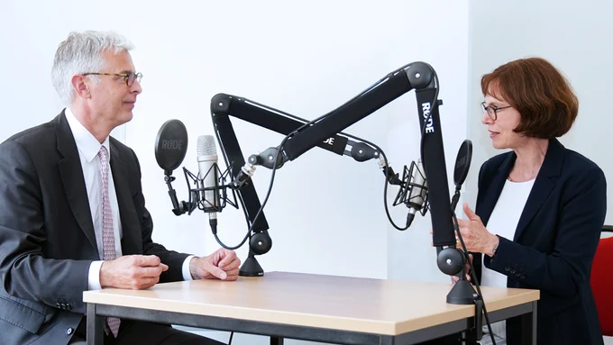 Kai Warnecke, Präsident von Haus & Grund, im Gespräch mit Daniela Brönstrup, Vizepräsidentin der Bundesnetzagentur.