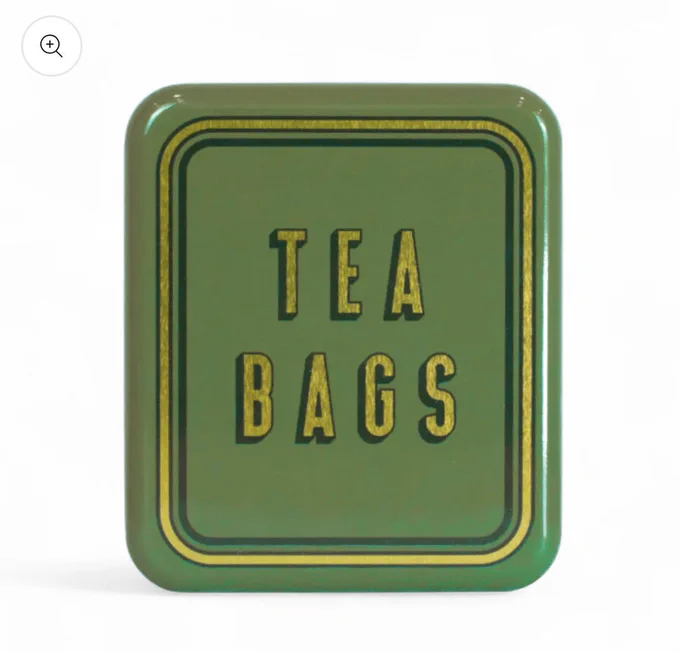 深めの緑色にゴールドでTEABAGSと書いてある四角い缶の写真