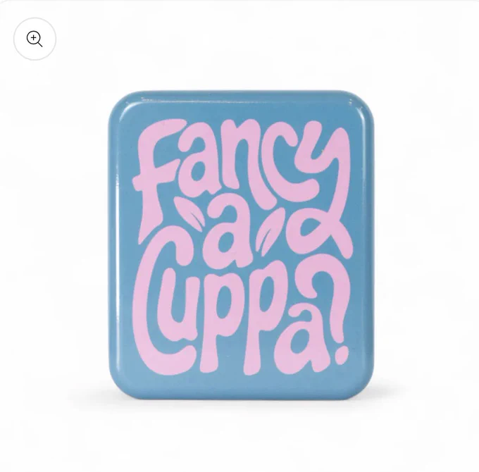 水色にピンクでFancy a Cuppa?と書いてある缶の写真 ポップなフォントで遊び心がある