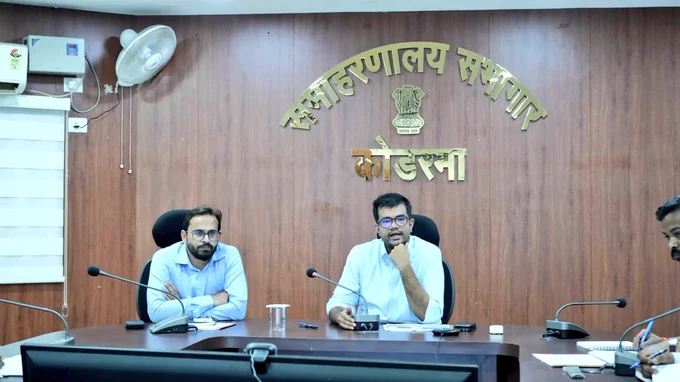 समाहरणालय सभागार में आज योजना एवं विकास शाखा तथा सभी इंजीनियरिंग विंग के साथ अनटाईड फंड, डीएमएफटी, एमपी लैड एवं एमएलए लैड से संचालित योजनाओं की समीक्षा करते हुए सभी लंबित योजनाओं को निर्धारित समय सीमा में पूर्ण करने का निर्देश दिया। बैठक के दौरान कहा कि जिन योजनाओं का एग्रीमेंट हो चुका है, उनका कार्य बिना विलंब शुरू किया जाए तथा सभी विभाग गुणवत्ता एवं समयबद्धता के साथ योजनाओं का क्रियान्वयन सुनिश्चित करें, ताकि आमजन को विकास कार्यों का लाभ शीघ्र मिल सके।

#DistrictAdministrationKoderma Office of Chief Minister, Jharkhand Hemant Soren IPRD Koderma