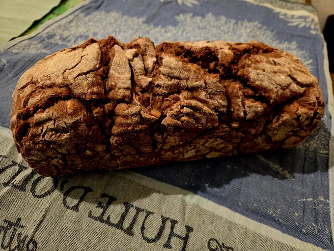 Selbstgebackenes Brot auf buntem Tuch
