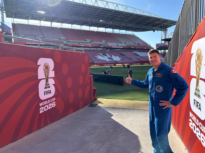 Jeremy Hansen dans un stade de soccer.