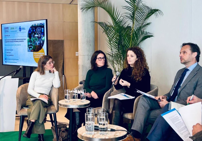 Integrantes del panel intercambian reflexiones durante el conversatorio. Al fondo se observa una pantalla con la información de la actividad realizada en Expo Uruguay Sostenible 2026.