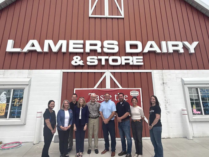 Gov. Evers poses for a group photo with owners and staff from Lamers Dairy & Store 