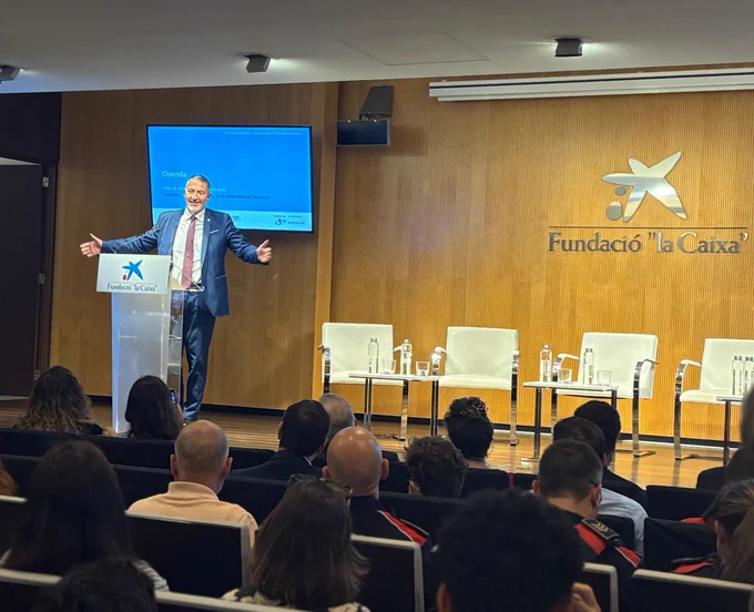 El conseller d'Empresa i Treball, Miquel Sàmper, durant la seva intervenció en la presentació de l'informe "Infància, adolescència i benestar digital".
