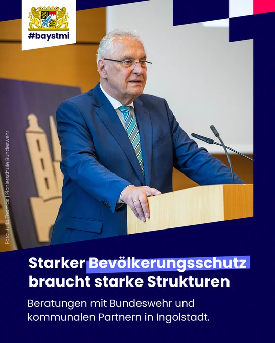 Bayern Innenminister Joachim Herrmann im blauen Anzug spricht am Rednerpult; Text: „Starker Bevölkerungsschutz braucht starke Strukturen“ über Austausch mit Partnern in Ingolstadt.