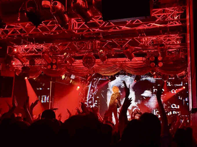 ライブ中の鬼龍院翔