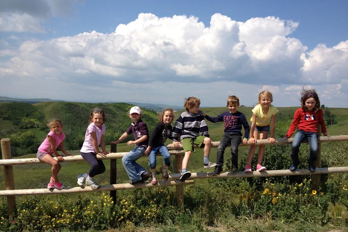 📷 : Des enfants au parc provincial Glenbow Ranch, un parc de jour très prisé qui relie le sentier de la Ville de Calgary à une extrémité et le sentier de la Ville de Cochrane à l'autre.