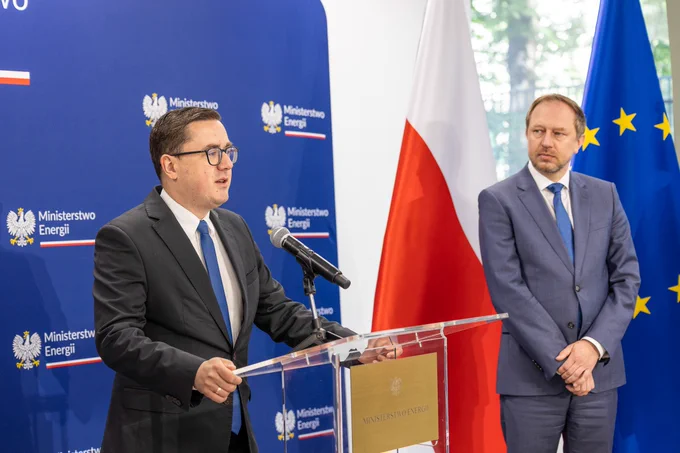 Poland's nergy minister Miłosz Motyka (left) told a press conference that state-owned project company PEJ will coordinate work on the second facility. Courtesy Ministry of Energy of Poland.