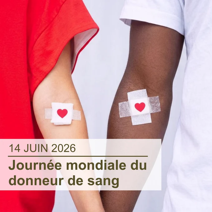 Gros plan sur les bras de deux personnes, tendus vers le bas, chacun avec un morceau de gaze tenu par du ruban adhésif avec un cœur rouge dessus, indiquant une zone de prélèvement sanguin; la femme à gauche porte un chandail rouge et l’homme à droite porte un chandail blanc; le texte superposé en bas à gauche indique « 14 juin 2026, Journée mondiale du donneur de sang »