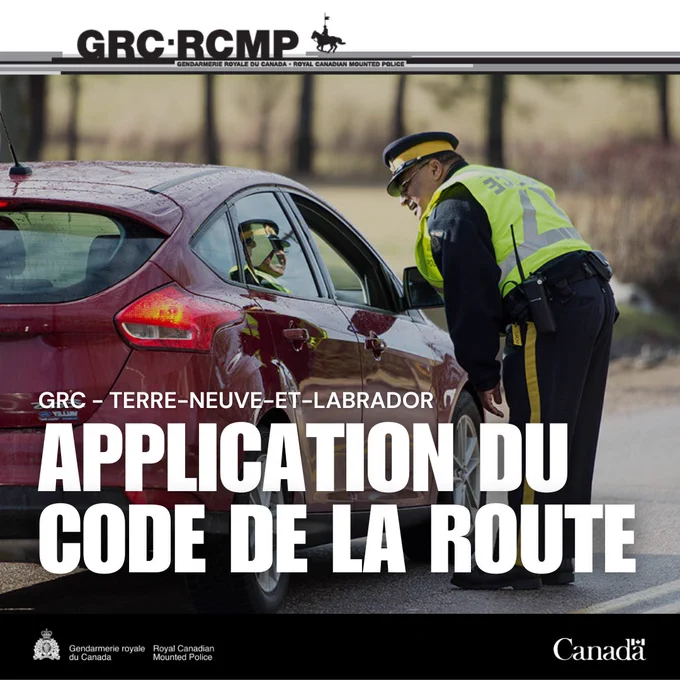  Image d’un policier de la GRC penché du côté passager d'un véhicule rouge dont la vitre est baissée.
Les mots « APPLICATION DU CODE DE LA ROUTE » et « GRC – TERRE-NEUVE-ET-LABRADOR » figurent sur l’image. 