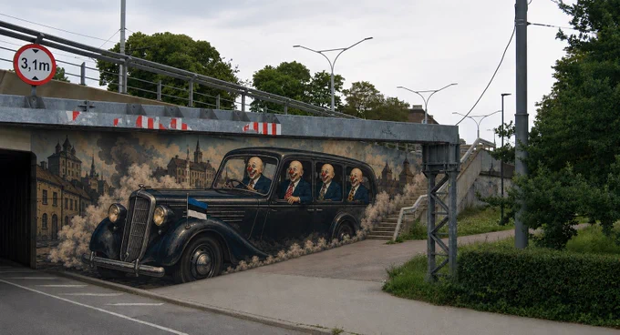 Fotol on viadukti alusele seinale maalitud suur mural. Maaling kujutab tumedat vanaaegset sõiduautot, mille küljes lehvib väike Eesti lipp. Auto akendest vaatavad välja neli kiilakat punase ninaga klouni, kõigil seljas sinakad ülikonnad ja lipsud. Taustaks on stiliseeritud linnavaade vanade hoonete ja suitsupilvedega. Mural asub silla all kõnnitee ja sõidutee kõrval. Paremal viib trepp viadukti peale. Ülal on näha silla metallkonstruktsioon ning kõrguspiirangu liiklusmärk „3,1 m”. Pilt on tehtud pilvise ilmaga ning maaling jätab satiirilise ja karikatuurse mulje.