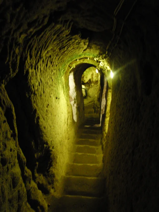 Tangga di kota bawah tanah Derinkuyu, Cappadocia, Turki.

Source: https://www.wikipedia.org