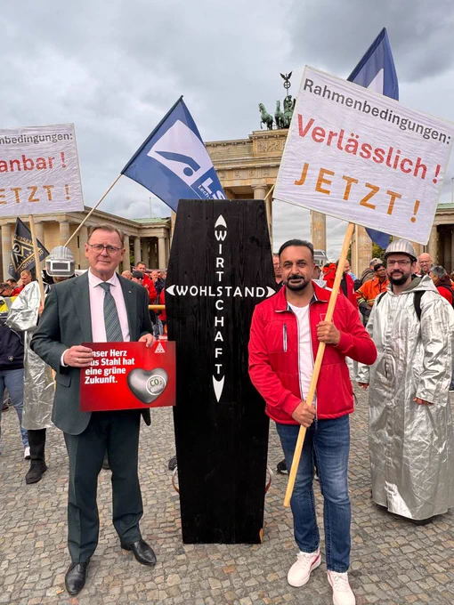 ALT: Fotos des heutigen Stahl-Aktionstages der IG Metall mit Bodo Ramelow, Gewerkschaftern und weiteren Linken Abgeordneten vor dem Brandenburger Tor in Berlin. Demonstriert wird für sichere Arbeitsplätze und eine sichere Zukunft in der Stahlindustrie. https://www.igmetall.de/politik-und-gesellschaft/wirtschaftspolitik/stahl-aktionstag