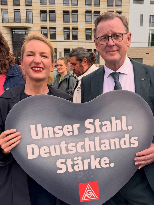 Unsere Parteivorsitzende Ines Schwerdtner und ich gemeinsam beim Stahlaktionstag. 
ALT: Fotos des heutigen Stahl-Aktionstages der IG Metall mit Bodo Ramelow, Gewerkschaftern und weiteren Linken Abgeordneten vor dem Brandenburger Tor in Berlin. Demonstriert wird für sichere Arbeitsplätze und eine sichere Zukunft in der Stahlindustrie. https://www.igmetall.de/politik-und-gesellschaft/wirtschaftspolitik/stahl-aktionstag