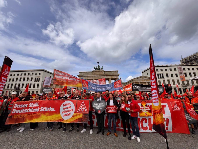 ALT: Fotos des heutigen Stahl-Aktionstages der IG Metall mit Bodo Ramelow, Gewerkschaftern und weiteren Linken Abgeordneten vor dem Brandenburger Tor in Berlin. Demonstriert wird für sichere Arbeitsplätze und eine sichere Zukunft in der Stahlindustrie. https://www.igmetall.de/politik-und-gesellschaft/wirtschaftspolitik/stahl-aktionstag