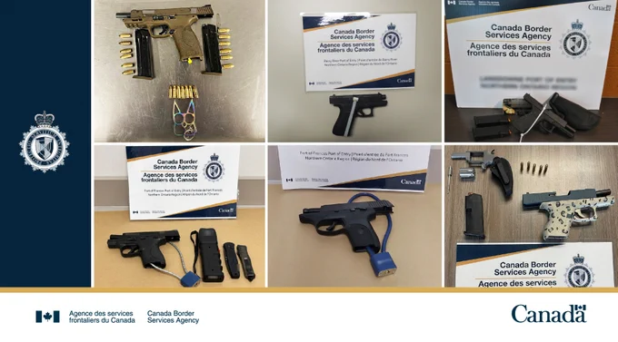 Plusieurs armes interdites posées sur des tables.