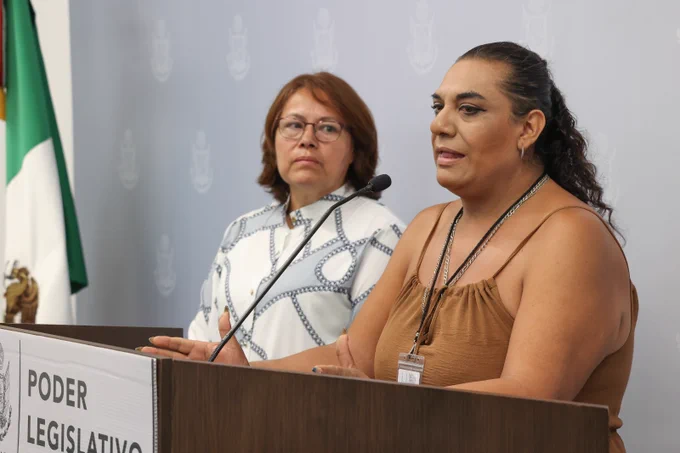 #EnBocaDeTodos 🏳️‍🌈🚨 A pocas horas de la Marcha del Orgullo en Querétaro, integrantes de colectivos LGBT  denunciaron amenazas, agresiones físicas y actos de intimidación que, aseguran, han aumentado en las últimas semanas.

La activista María José afirmó que fue víctima de una agresión el pasado 29 de mayo y que desde entonces ha recibido amenazas constantes. Incluso señaló que una de ellas buscaba impedir su participación en la marcha programada para este sábado.

Además, denunció que, pese a haber presentado una querella ante la Fiscalía, no cuenta con medidas de protección, situación que le preocupa por su seguridad y la de otras personas que forman parte de la comunidad.

🏳️‍🌈 Colectivos anunciaron que ofrecerán apoyo y orientación a personas que hayan sufrido agresiones o acoso. El llamado es claro: denunciar y no guardar silencio.

Lee la historia completa 👉 https://poderciudadanoradio.com/aauh

📲 Únete a nuestro canal 👉
https://whatsapp.com/channel/0029VaF5PZhLSmbiujpan