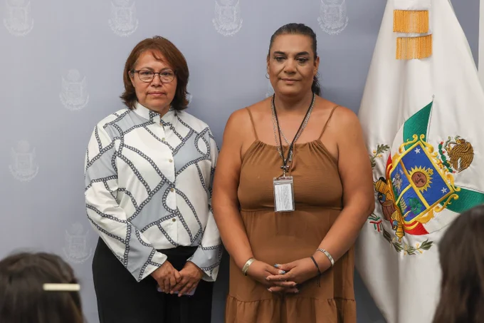 #EnBocaDeTodos 🏳️‍🌈🚨 A pocas horas de la Marcha del Orgullo en Querétaro, integrantes de colectivos LGBT  denunciaron amenazas, agresiones físicas y actos de intimidación que, aseguran, han aumentado en las últimas semanas.

La activista María José afirmó que fue víctima de una agresión el pasado 29 de mayo y que desde entonces ha recibido amenazas constantes. Incluso señaló que una de ellas buscaba impedir su participación en la marcha programada para este sábado.

Además, denunció que, pese a haber presentado una querella ante la Fiscalía, no cuenta con medidas de protección, situación que le preocupa por su seguridad y la de otras personas que forman parte de la comunidad.

🏳️‍🌈 Colectivos anunciaron que ofrecerán apoyo y orientación a personas que hayan sufrido agresiones o acoso. El llamado es claro: denunciar y no guardar silencio.

Lee la historia completa 👉 https://poderciudadanoradio.com/aauh

📲 Únete a nuestro canal 👉
https://whatsapp.com/channel/0029VaF5PZhLSmbiujpan