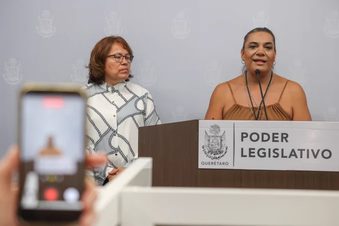 #EnBocaDeTodos 🏳️‍🌈🚨 A pocas horas de la Marcha del Orgullo en Querétaro, integrantes de colectivos LGBT  denunciaron amenazas, agresiones físicas y actos de intimidación que, aseguran, han aumentado en las últimas semanas.

La activista María José afirmó que fue víctima de una agresión el pasado 29 de mayo y que desde entonces ha recibido amenazas constantes. Incluso señaló que una de ellas buscaba impedir su participación en la marcha programada para este sábado.

Además, denunció que, pese a haber presentado una querella ante la Fiscalía, no cuenta con medidas de protección, situación que le preocupa por su seguridad y la de otras personas que forman parte de la comunidad.

🏳️‍🌈 Colectivos anunciaron que ofrecerán apoyo y orientación a personas que hayan sufrido agresiones o acoso. El llamado es claro: denunciar y no guardar silencio.

Lee la historia completa 👉 https://poderciudadanoradio.com/aauh

📲 Únete a nuestro canal 👉
https://whatsapp.com/channel/0029VaF5PZhLSmbiujpan