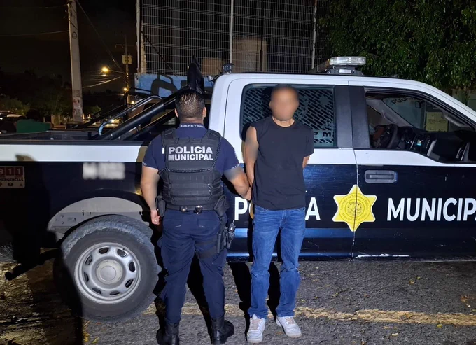 #EnBocaDeTodos 🚨📱 📱⚠️ Consumía marihuana en la vía pública y terminó detenido por robo y portación de arma.

Lo que parecía una intervención rutinaria en Lomas de Casa Blanca terminó con una detención por presunto robo y portación de arma prohibida.

Además, entre sus pertenencias llevaba un afilador metálico de aproximadamente 40 centímetros, considerado un arma prohibida por las autoridades.

🚔 El sujeto fue puesto a disposición de la Fiscalía General del Estado, que determinará su situación jurídica en las próximas horas.

Lee la historia completa 👉  https://poderciudadanoradio.com/n5m4

📲 Únete a nuestro canal 👉
https://whatsapp.com/channel/0029VaF5PZhLSmbiujpanF3Z

📌 ¿Tienes una denuncia? Escríbenos al 4461444405