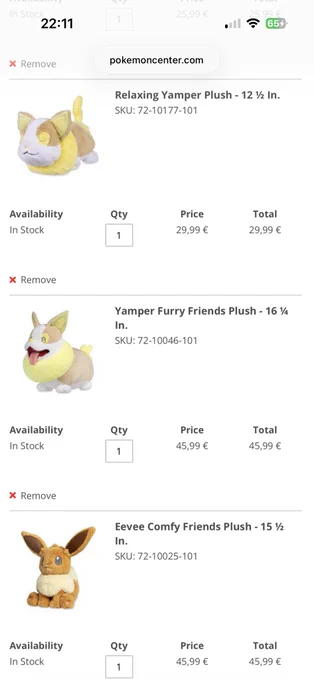 **Alt-Text:**
Ein Screenshot des Warenkorbs auf pokemoncenter.com zeigt drei Plüschtiere. Der erste Artikel ist ein "Relaxing Yamper Plush - 12 ½ In.", SKU: 72-10177-101, verfügbar, Menge 1, Preis 29,99 €. Der zweite Artikel ist ein "Yamper Furry Friends Plush - 16 ¼ In.", SKU: 72-10046-101, verfügbar, Menge 1, Preis 45,99 €. Der dritte Artikel ist ein "Eevee Comfy Friends Plush - 15 ½ In.", SKU: 72-10025-101, verfügbar, Menge 1, Preis 45,99 €. Die Gesamtsumme wird nicht angezeigt. Am oberen Rand sind Uhrzeit, Signalstärke und Akkuladestand sichtbar. Jeder Artikel hat eine "Remove"-Option mit einem roten X.
