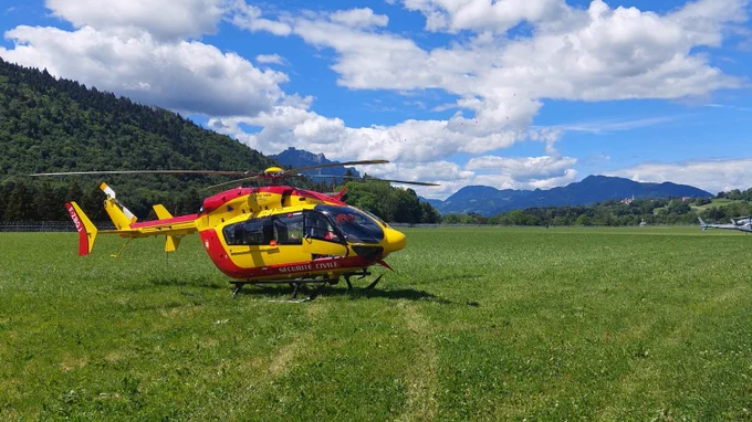 #G7 | La Sécurité civile mobilisée en Haute-Savoie

À l’occasion du G7, la Sécurité civile déploie 3 hélicoptères Dragon pour renforcer le dispositif de secours.
Des vols de reconnaissance aérienne sont organisés  afin d’identifier les points sensibles, repérer les zones  d’accessibilité et faciliter l’engagement des moyens de secours, notamment ceux du @SDIS_74

Une étape essentielle pour garantir la continuité du  secours aux populations, y compris dans les secteurs parfois difficiles d’accès.

Ces opérations permettent également de définir le pré-positionnement des forces de sécurité civile au plus près des besoins du terrain