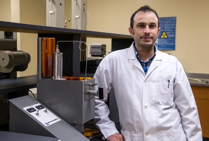 Ali Ubeyitogullari in the lab.