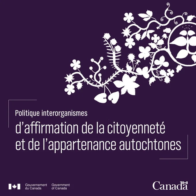 Graphique pour la politique interorganismes d’affirmation de la citoyenneté et de l’appartenance autochtones présentant un fond violet foncé avec des motifs floraux blancs.  