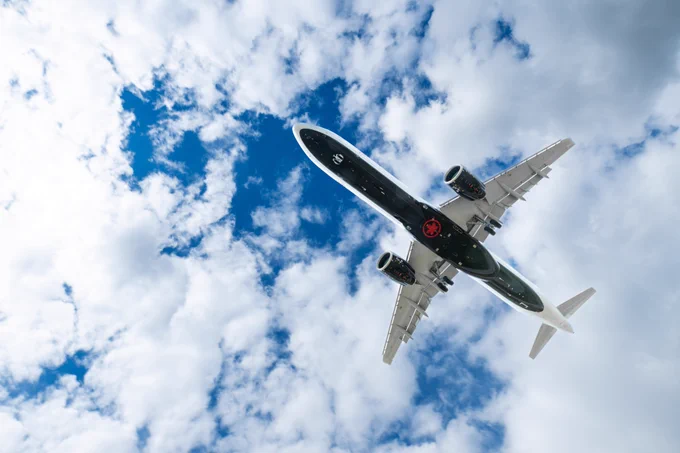 Air Canada A321XLR flies overhead 