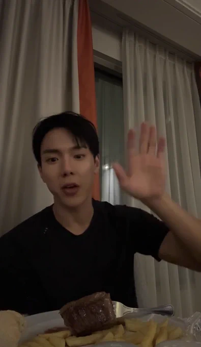 Shownu waving goodbye while ending his Bubble livestream