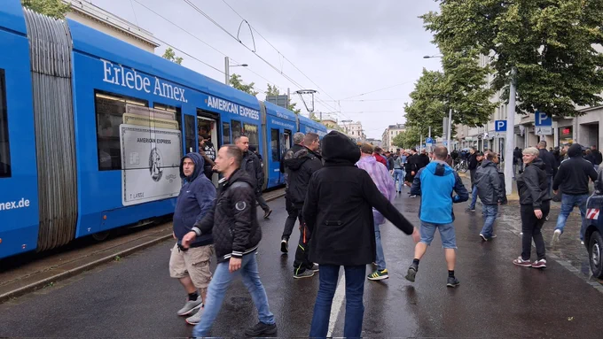 Völlig überfüllt mußten  einige Fans durch ein defekt  laufen bis zum Station. 