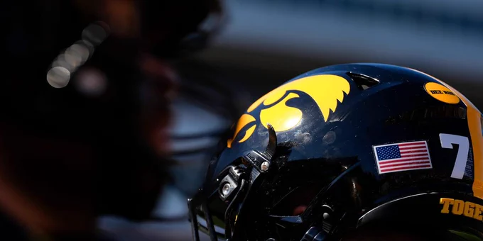 4-star Iowa football WR target commits to SEC program