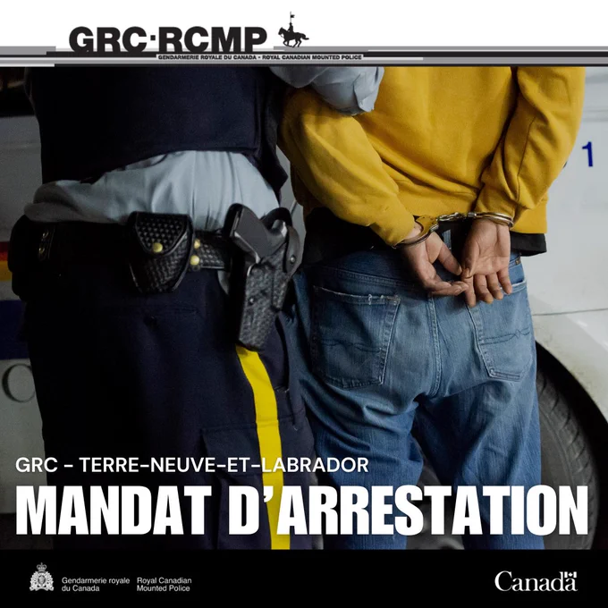 Un policier à côté d’une personne avec des menottes aux poignets. Sur l’image, on peut lire : « GRC À TERRE-NEUVE-ET-LABRADOR » et « Mandat d’arrestation ».