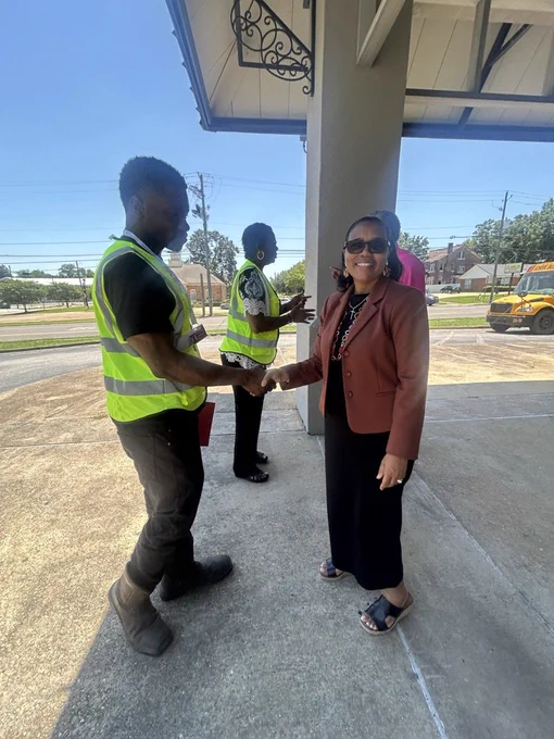 mayor Pringle shaking hands with students 