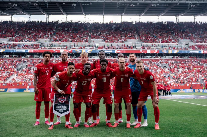 L’équipe masculine de soccer du Canada prend une photo au stade de Toronto. Photo : Audrey Magny/Canada Soccer. 
