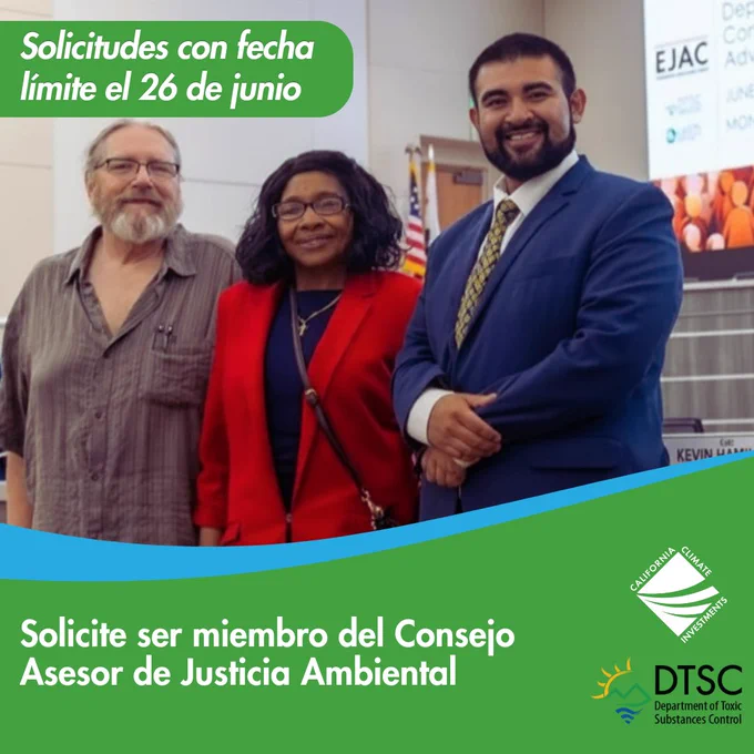 Tres personas posando juntas en lo que parece ser una sala de reuniones oficial. Al fondo se ve una pantalla con el texto "EJAC" y una bandera de Estados Unidos. "Solicitudes con fecha límite el 26 de junio" / "Solicite ser miembro del Consejo Asesor de Justicia Ambiental" California Climate Investments; Departamento de Control de Sustancias Tóxicas (DTSC)