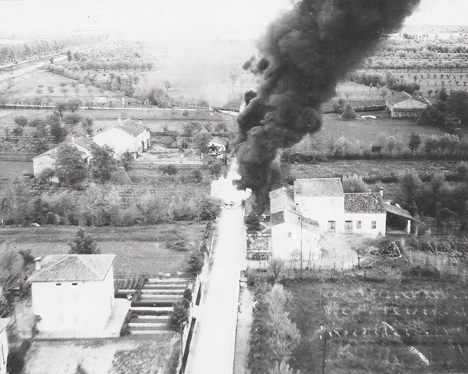 Aviões do 1º Grupo de Caça, atacaram e destruíram esse comboio de caminhões motorizados em algum lugar da Itália, 28 de abril de 1945
